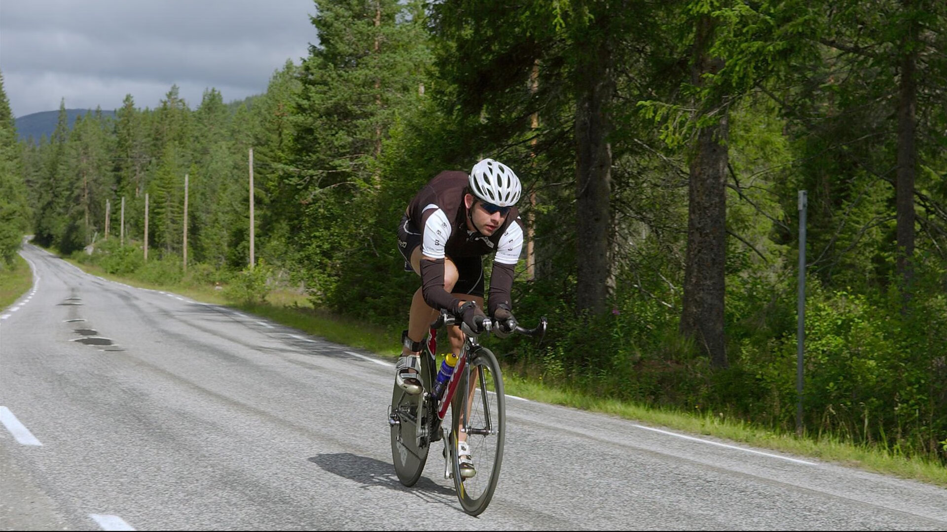 高原空中飞人表演，飞跃云端的运动奇观，空中飞人项目视频